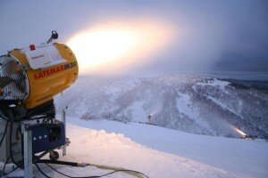800px-Snowmaking-mount-hotham